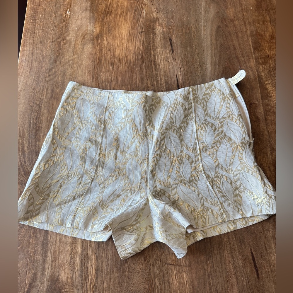 Lilly Pulitzer Dallas short Gold metallic Silk size 6 -A